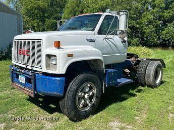 image for item DQ0840 1992 GMC TopKick C6500  semi truck