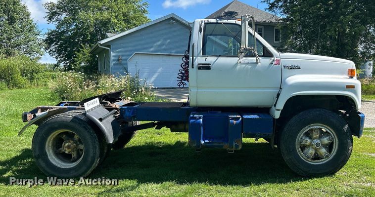 image for item DQ0840 1992 GMC TopKick C6500  semi truck
