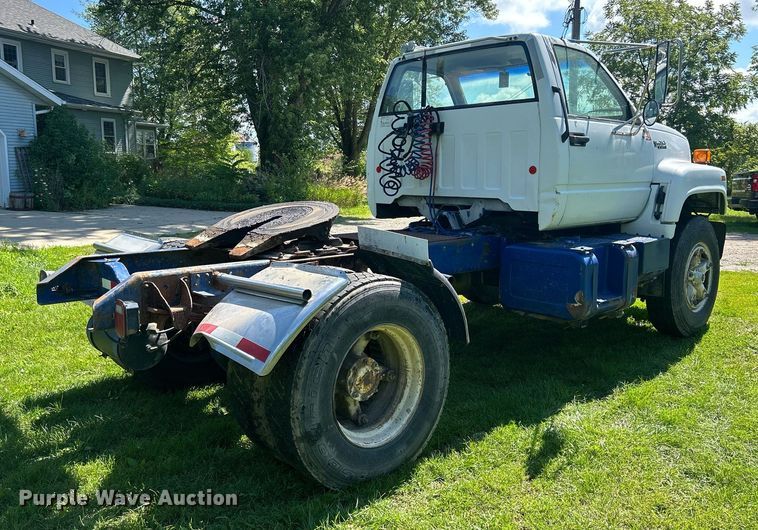 image for item DQ0840 1992 GMC TopKick C6500  semi truck