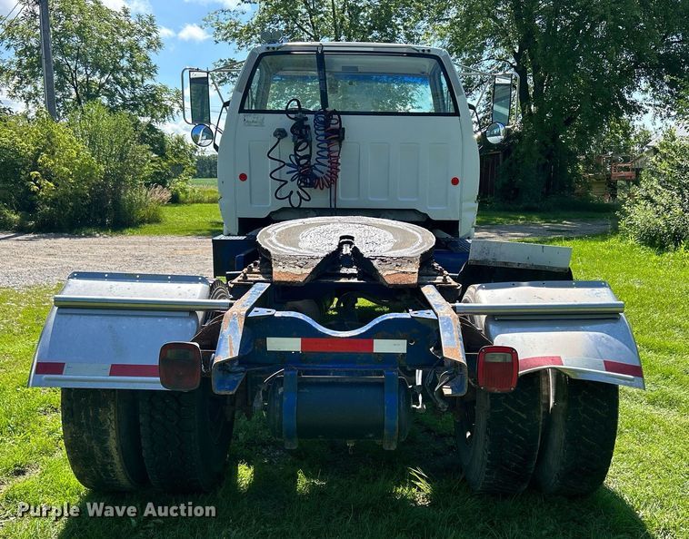 image for item DQ0840 1992 GMC TopKick C6500  semi truck