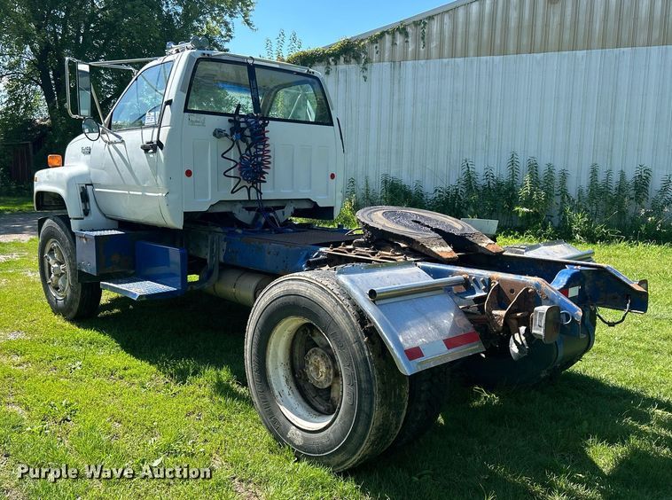 image for item DQ0840 1992 GMC TopKick C6500  semi truck