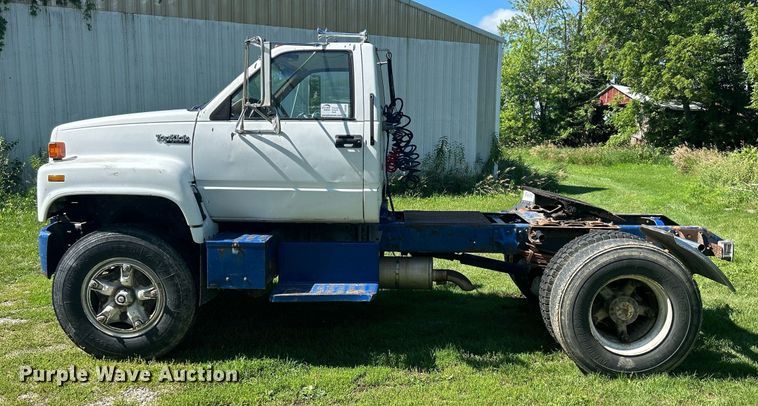image for item DQ0840 1992 GMC TopKick C6500  semi truck