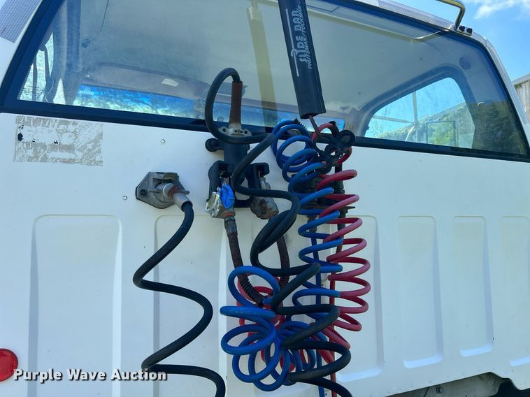 image for item DQ0840 1992 GMC TopKick C6500  semi truck