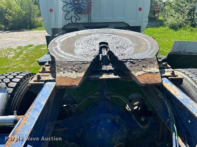 image for item DQ0840 1992 GMC TopKick C6500  semi truck