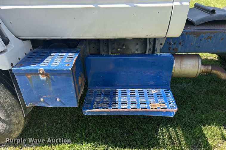 image for item DQ0840 1992 GMC TopKick C6500  semi truck