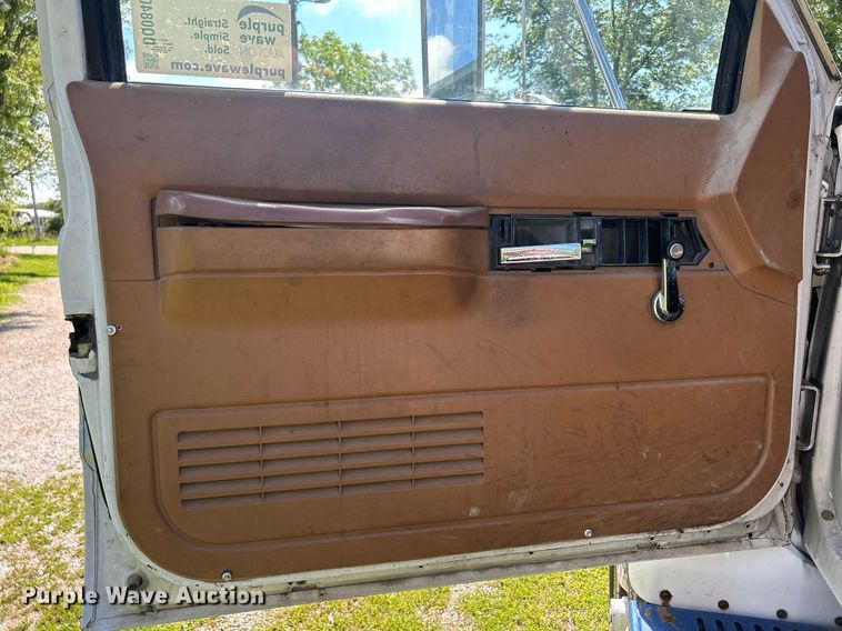 image for item DQ0840 1992 GMC TopKick C6500  semi truck