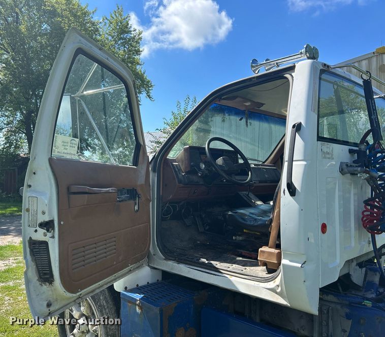 image for item DQ0840 1992 GMC TopKick C6500  semi truck