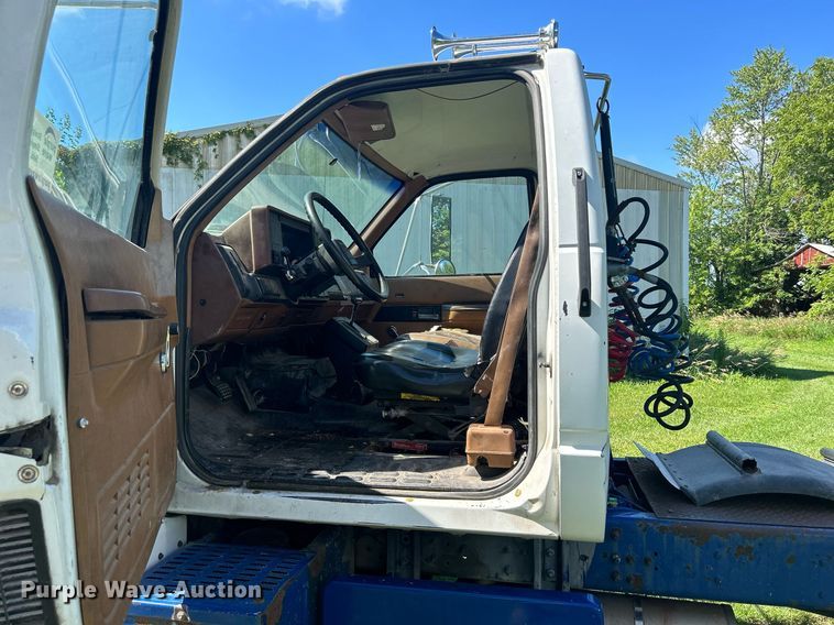 image for item DQ0840 1992 GMC TopKick C6500  semi truck
