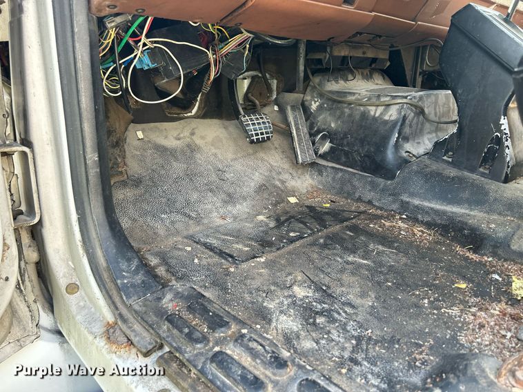 image for item DQ0840 1992 GMC TopKick C6500  semi truck