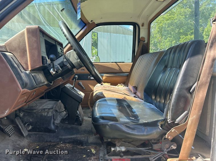 image for item DQ0840 1992 GMC TopKick C6500  semi truck