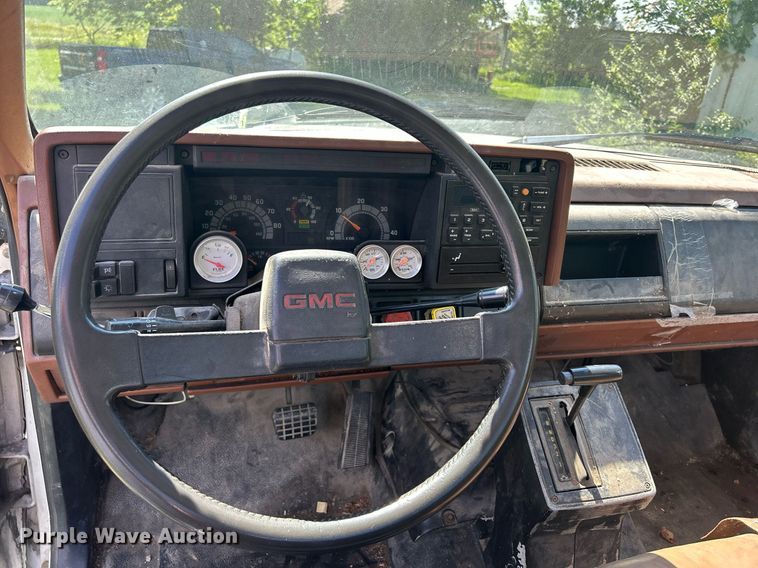 image for item DQ0840 1992 GMC TopKick C6500  semi truck