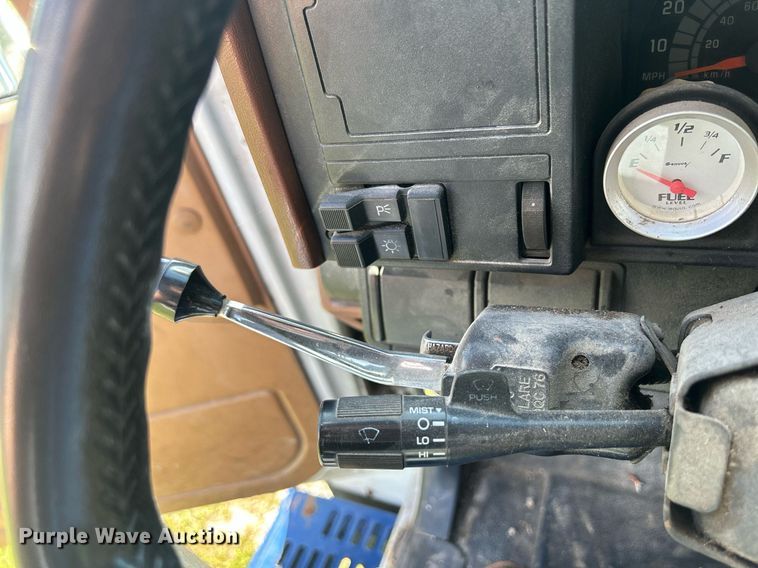 image for item DQ0840 1992 GMC TopKick C6500  semi truck