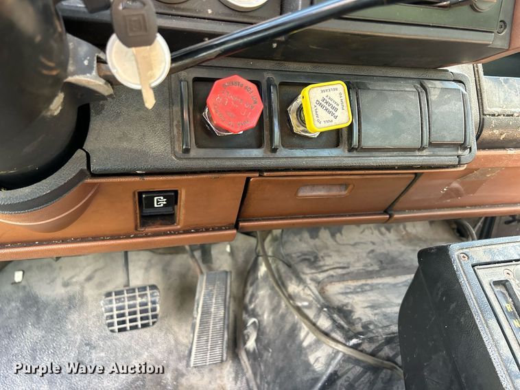 image for item DQ0840 1992 GMC TopKick C6500  semi truck