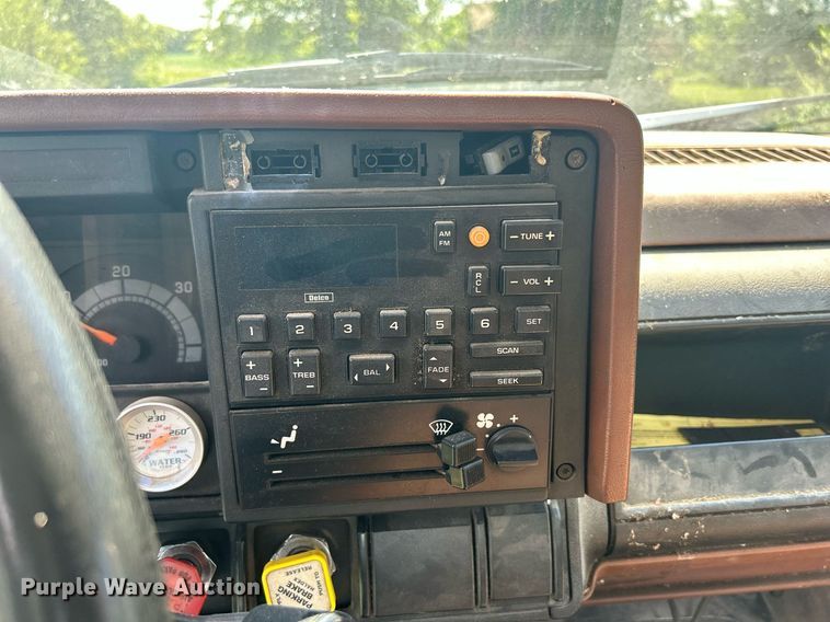 image for item DQ0840 1992 GMC TopKick C6500  semi truck