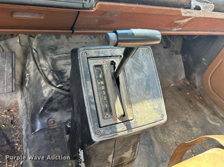 image for item DQ0840 1992 GMC TopKick C6500  semi truck