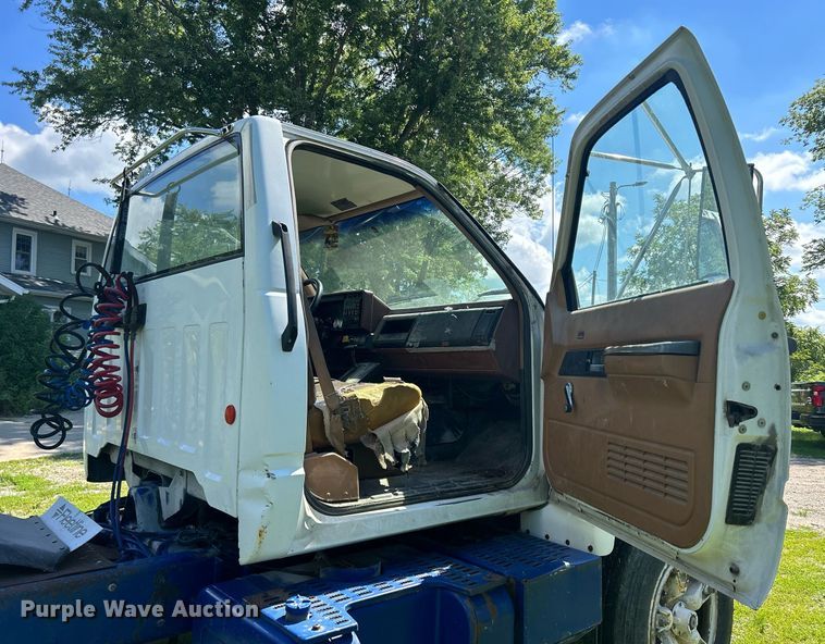 image for item DQ0840 1992 GMC TopKick C6500  semi truck