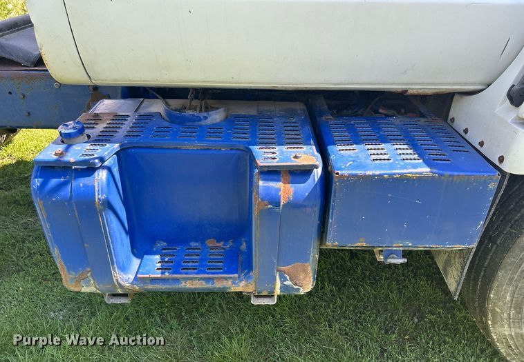 image for item DQ0840 1992 GMC TopKick C6500  semi truck