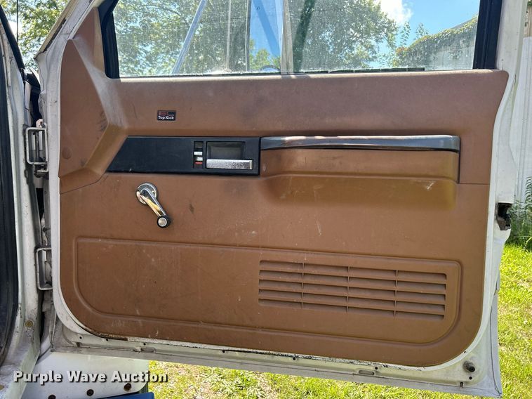 image for item DQ0840 1992 GMC TopKick C6500  semi truck