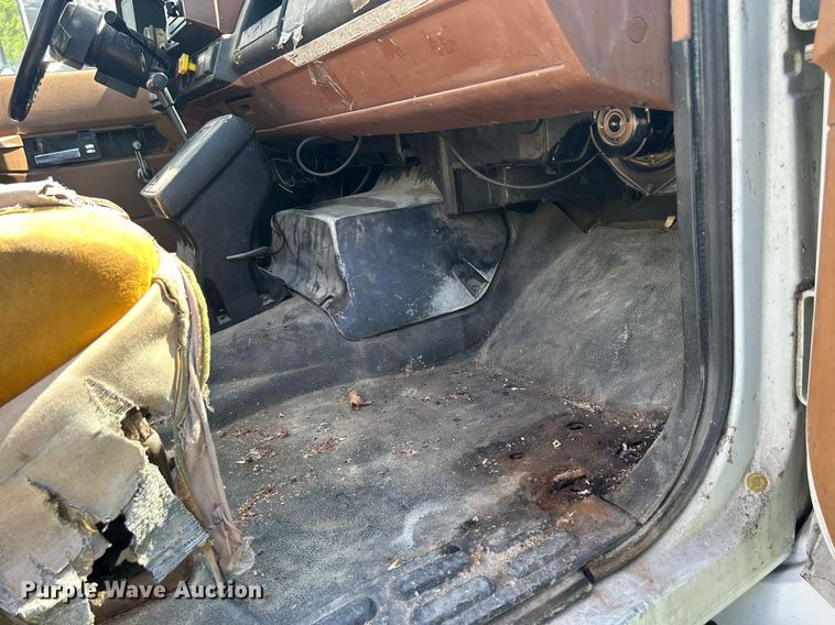 image for item DQ0840 1992 GMC TopKick C6500  semi truck