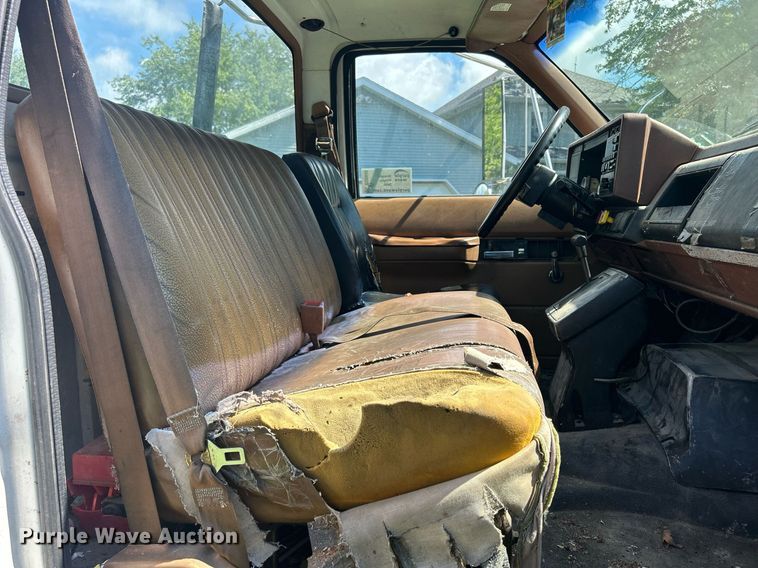 image for item DQ0840 1992 GMC TopKick C6500  semi truck