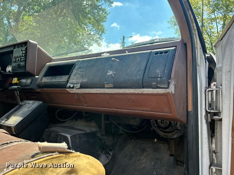 image for item DQ0840 1992 GMC TopKick C6500  semi truck