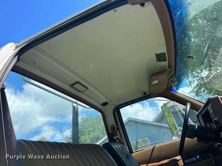 image for item DQ0840 1992 GMC TopKick C6500  semi truck