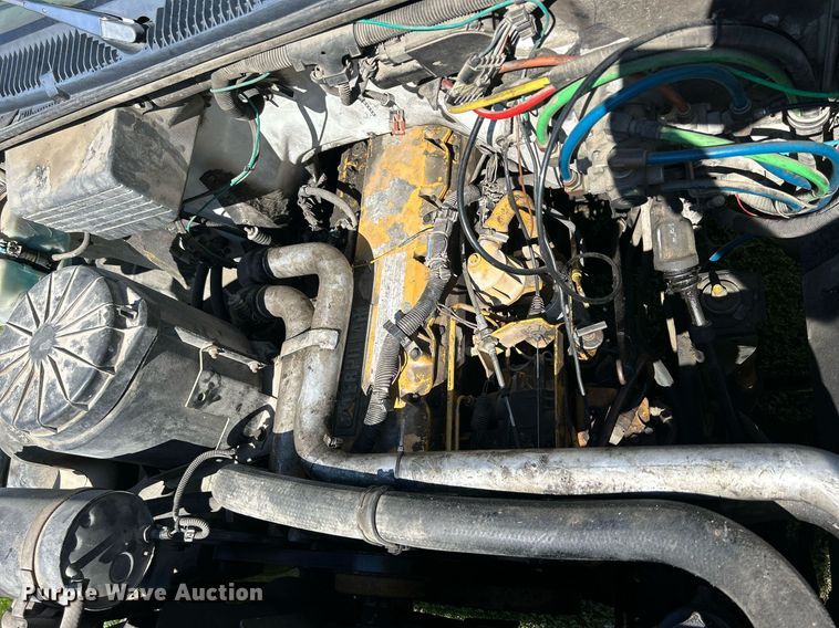 image for item DQ0840 1992 GMC TopKick C6500  semi truck