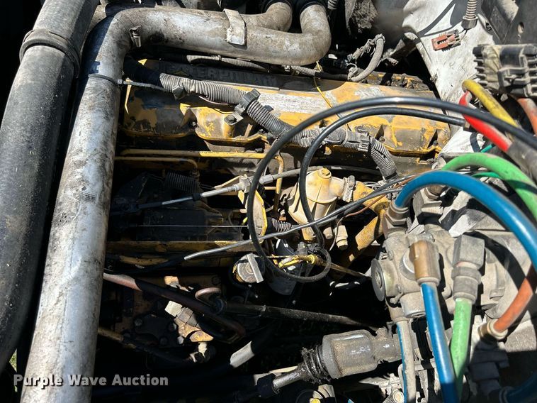 image for item DQ0840 1992 GMC TopKick C6500  semi truck