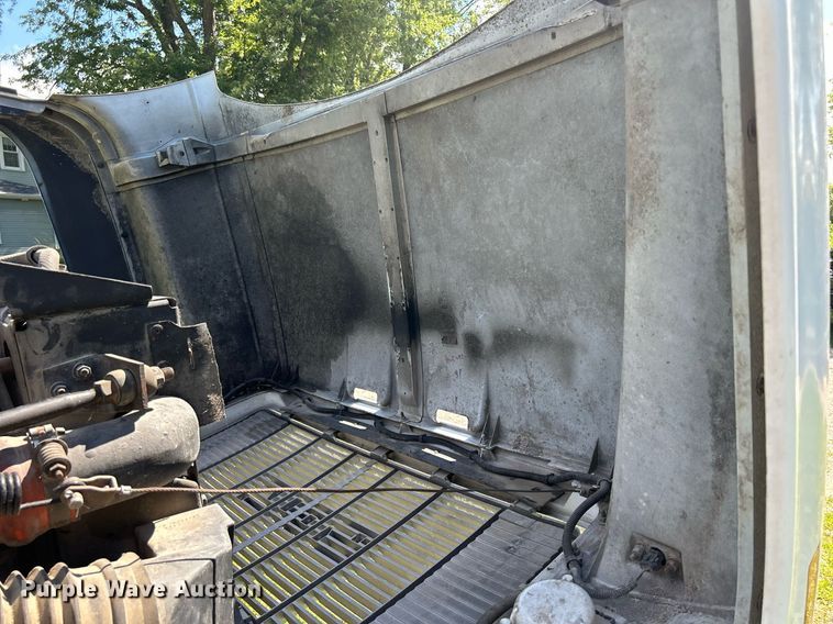 image for item DQ0840 1992 GMC TopKick C6500  semi truck