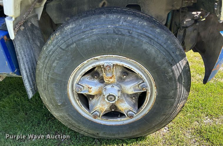 image for item DQ0840 1992 GMC TopKick C6500  semi truck