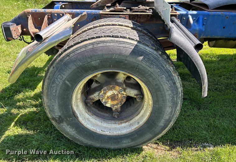 image for item DQ0840 1992 GMC TopKick C6500  semi truck