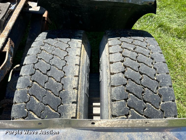 image for item DQ0840 1992 GMC TopKick C6500  semi truck