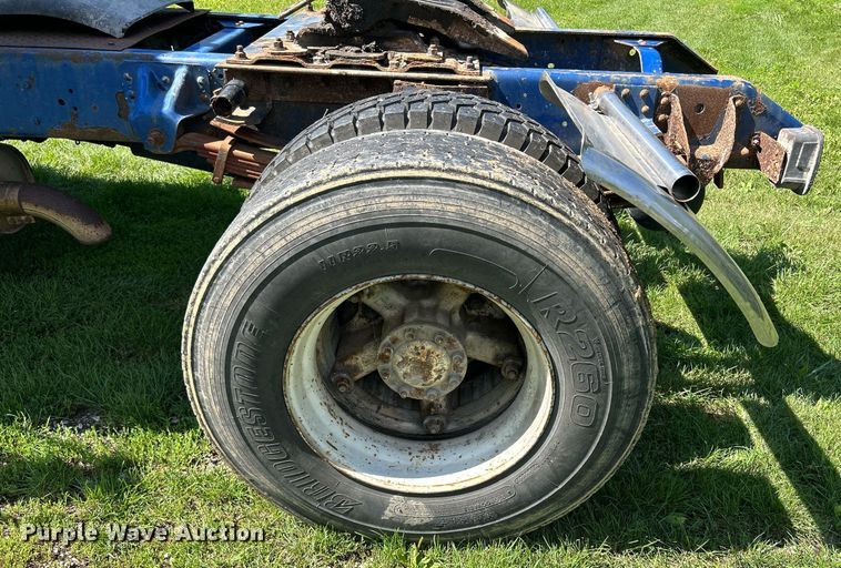 image for item DQ0840 1992 GMC TopKick C6500  semi truck