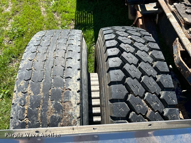 image for item DQ0840 1992 GMC TopKick C6500  semi truck