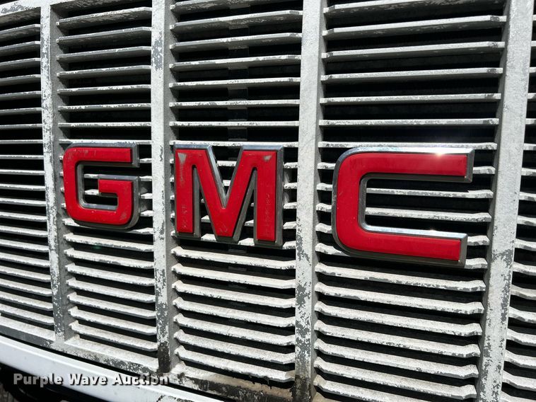 image for item DQ0840 1992 GMC TopKick C6500  semi truck