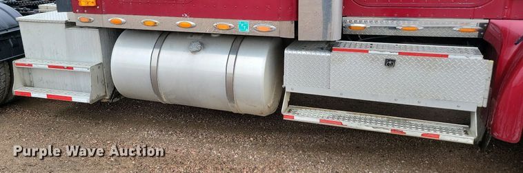 image for item DQ7478 2006 International 9400  semi truck