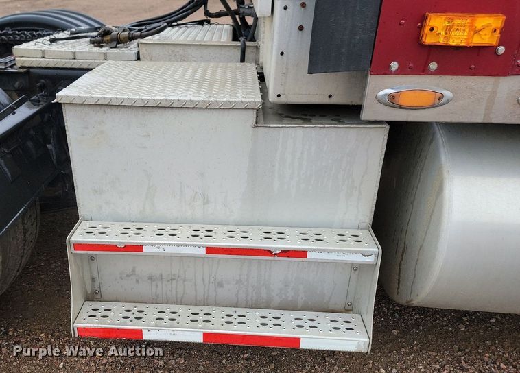 image for item DQ7478 2006 International 9400  semi truck