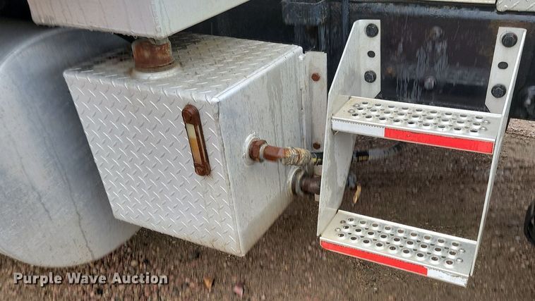 image for item DQ7478 2006 International 9400  semi truck