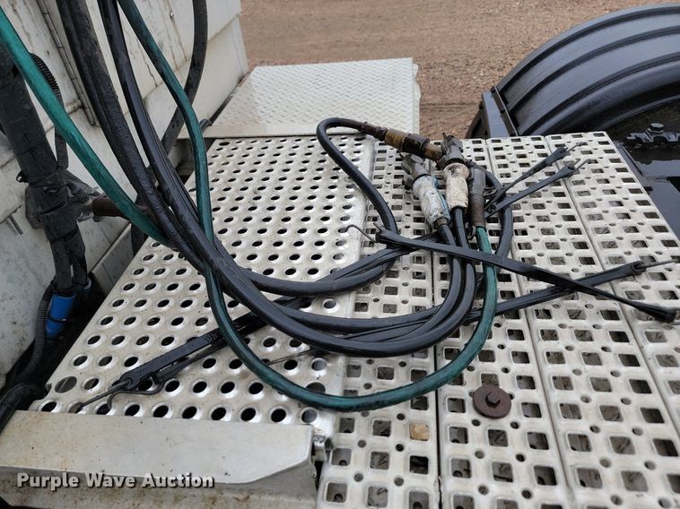 image for item DQ7478 2006 International 9400  semi truck