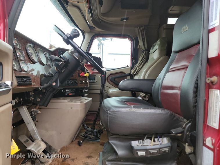 image for item DQ7478 2006 International 9400  semi truck