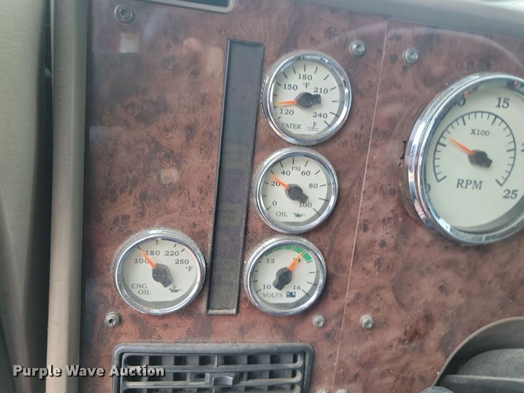 image for item DQ7478 2006 International 9400  semi truck