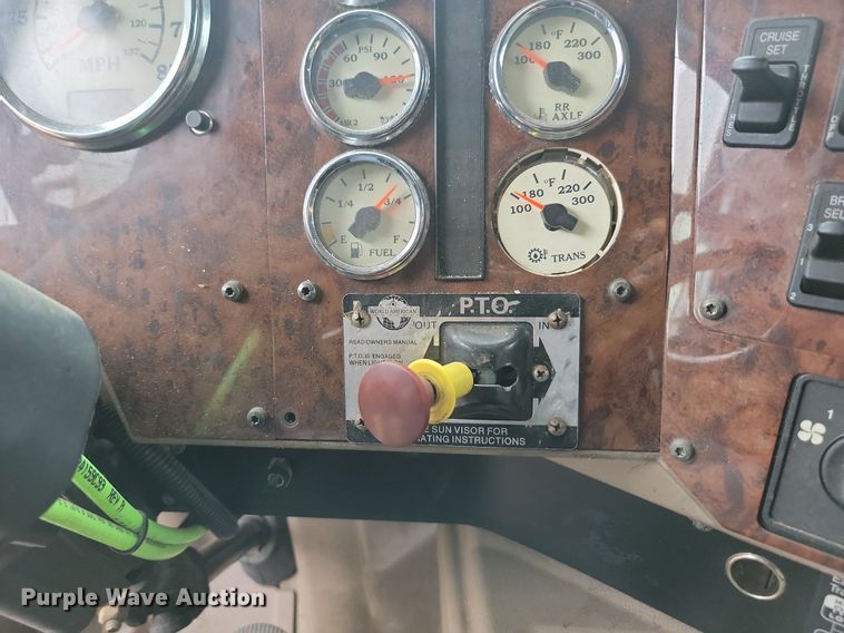 image for item DQ7478 2006 International 9400  semi truck