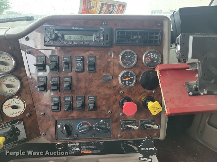 image for item DQ7478 2006 International 9400  semi truck