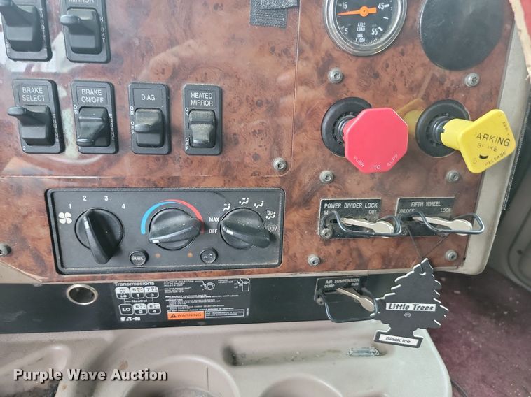 image for item DQ7478 2006 International 9400  semi truck