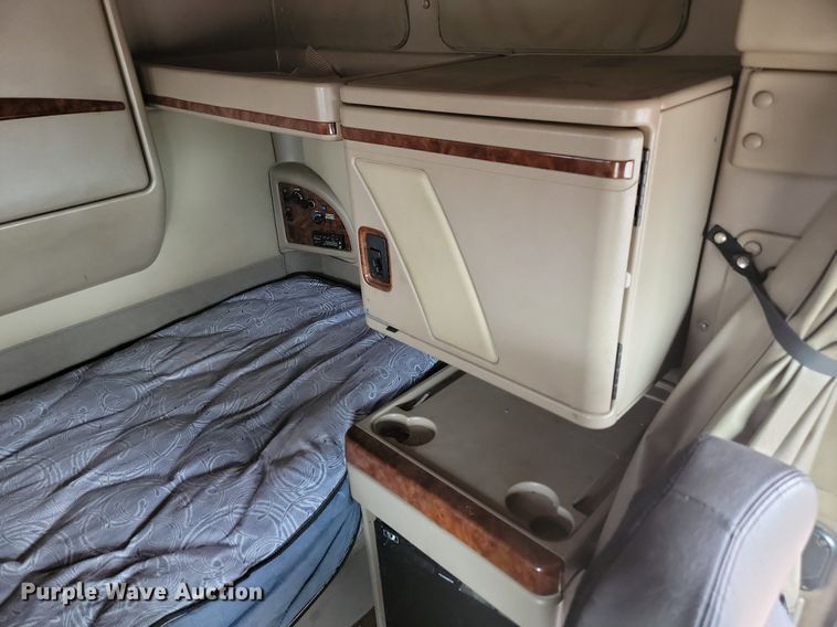 image for item DQ7478 2006 International 9400  semi truck