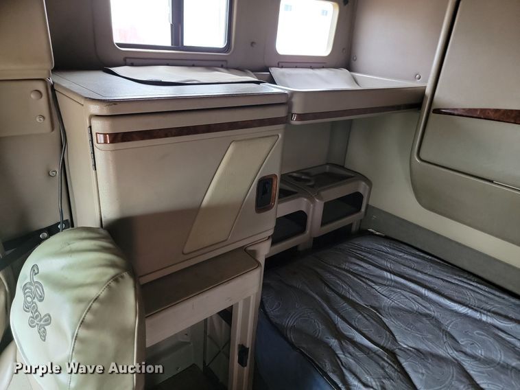 image for item DQ7478 2006 International 9400  semi truck