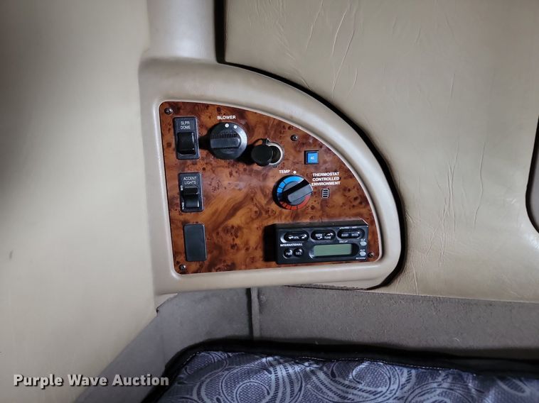 image for item DQ7478 2006 International 9400  semi truck