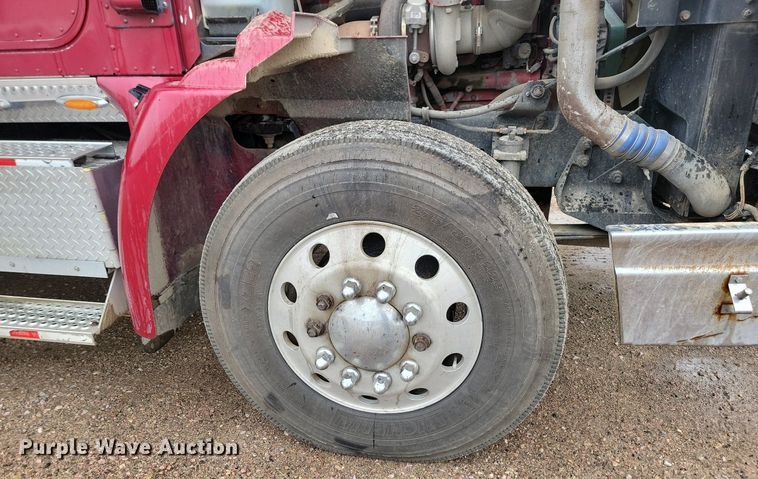 image for item DQ7478 2006 International 9400  semi truck