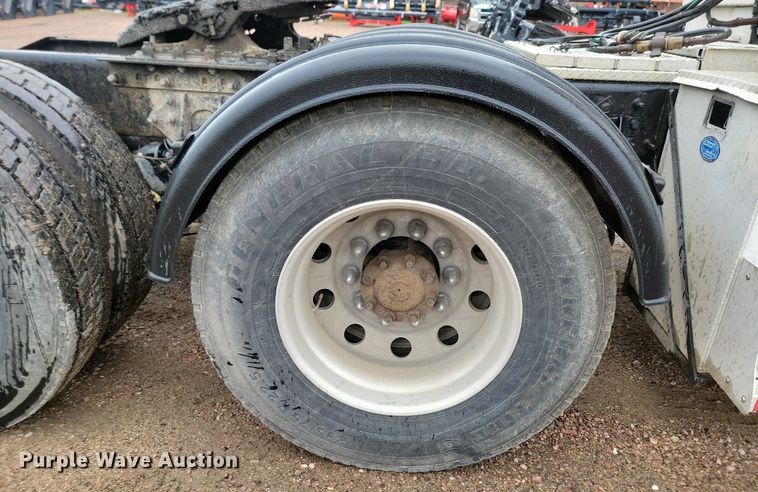 image for item DQ7478 2006 International 9400  semi truck