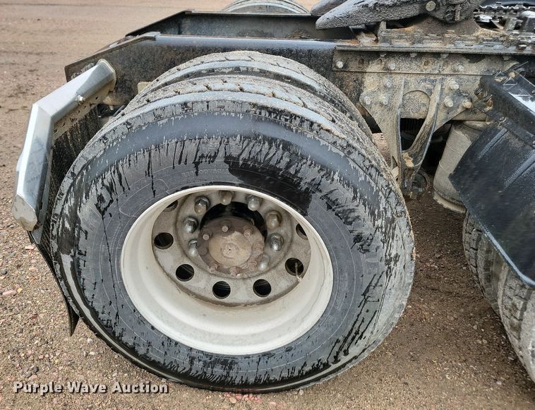 image for item DQ7478 2006 International 9400  semi truck